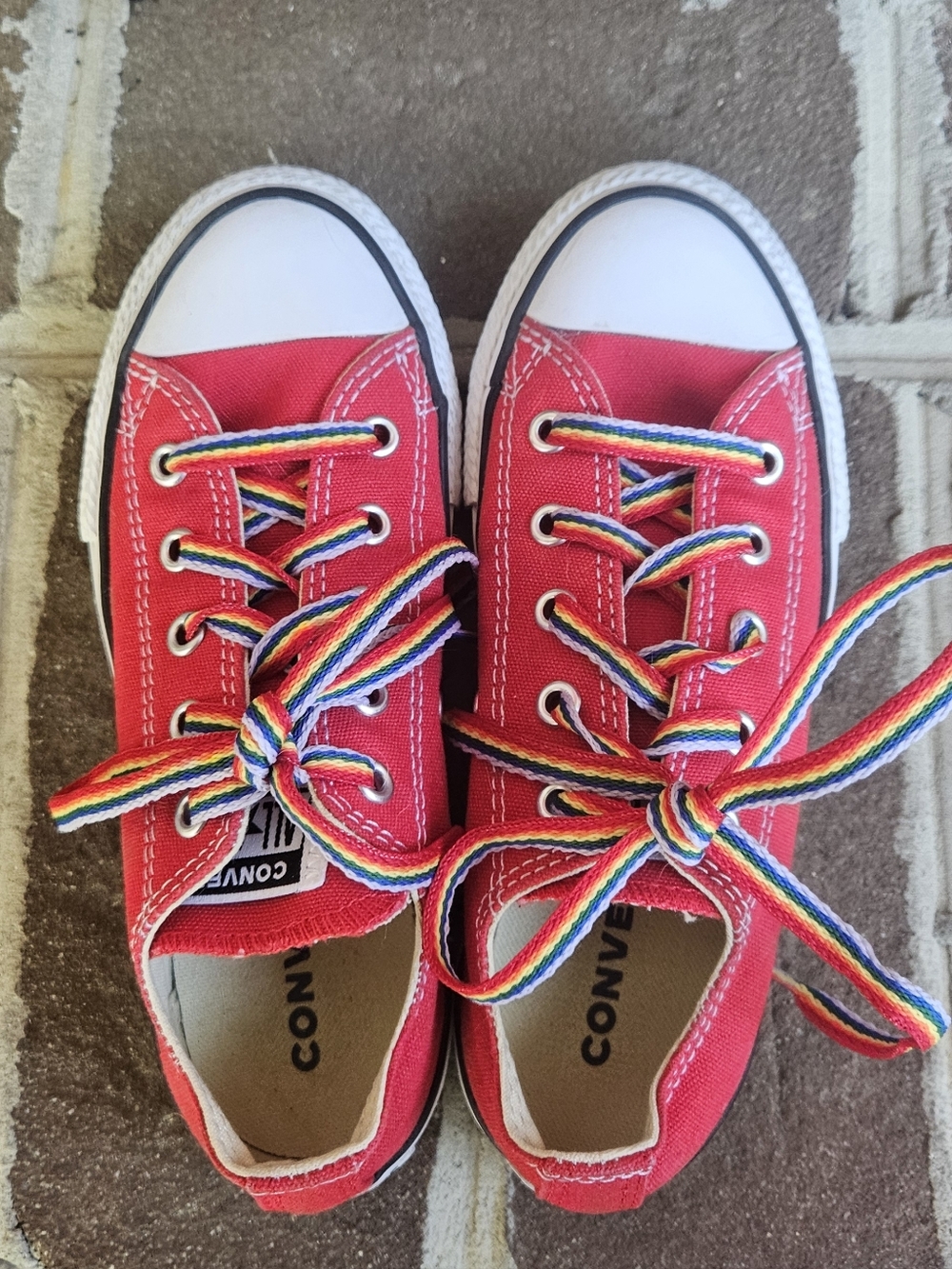 Converse Kids Low Top Sneakers in Red with Rainbow Laces Size 13.5 Youth